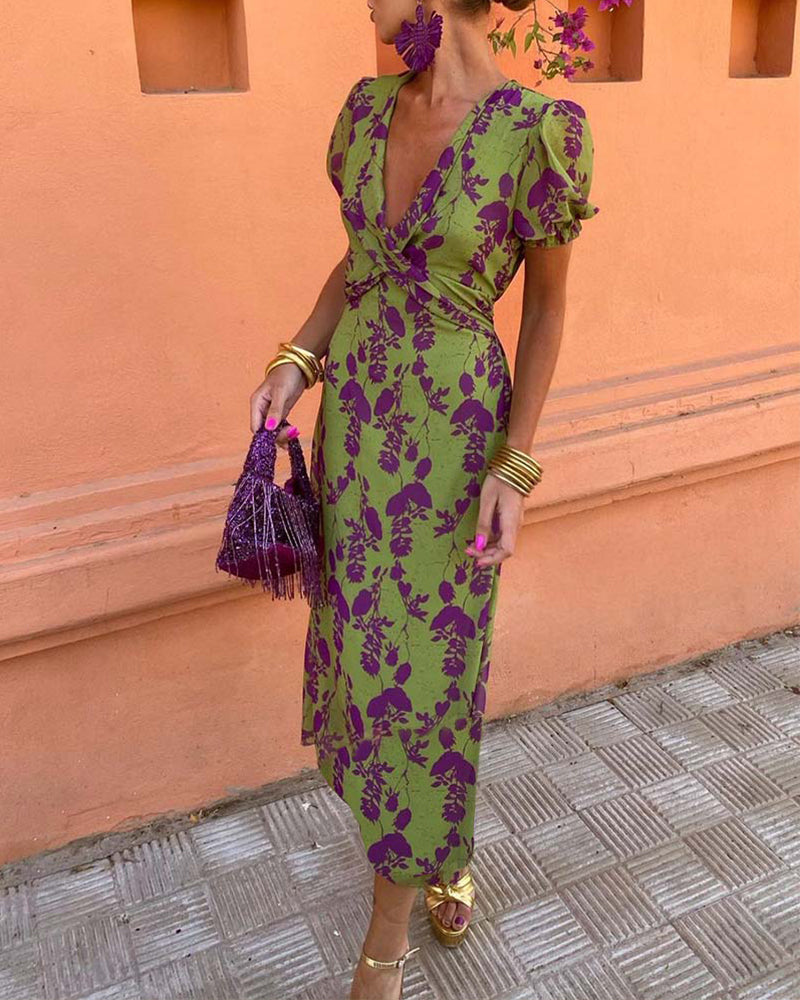 Robe A‑line élégante à imprimé feuilles, col V profond et manches bouffantes