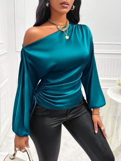 Blouse satinée à manches longues asymétrique pour femme à col incliné