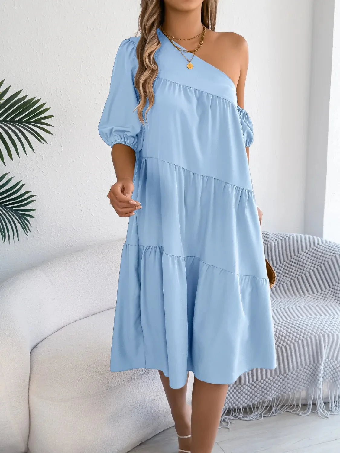 Robe à une épaule à volants superposés