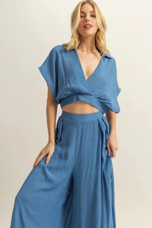Ensemble composé d'un crop top et d'un pantalon à jambes larges