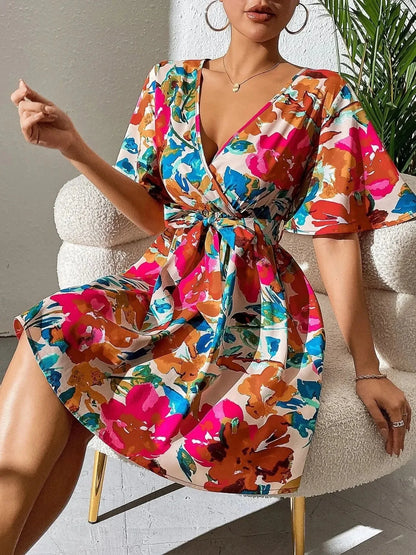 Mini‑robe imprimée manches courtes, décolleté croisé