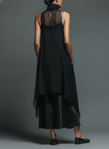 Ensemble deux‑pièces : robe fourreau noire minimaliste en fibre d'acétate artificielle associée à une longue robe de couverture en mousseline de soie