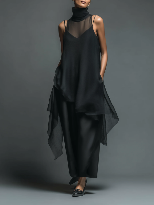 Ensemble deux‑pièces : robe fourreau noire minimaliste en fibre d'acétate artificielle associée à une longue robe de couverture en mousseline de soie