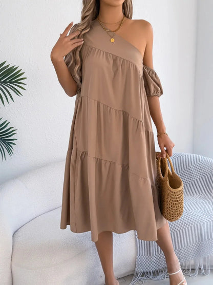 Robe à une épaule à volants superposés