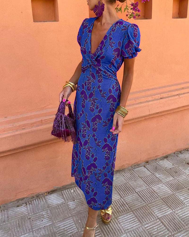 Robe A‑line élégante à imprimé feuilles, col V profond et manches bouffantes