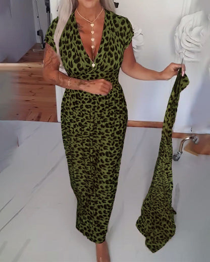 Robe élégante à imprimé léopard et col en V