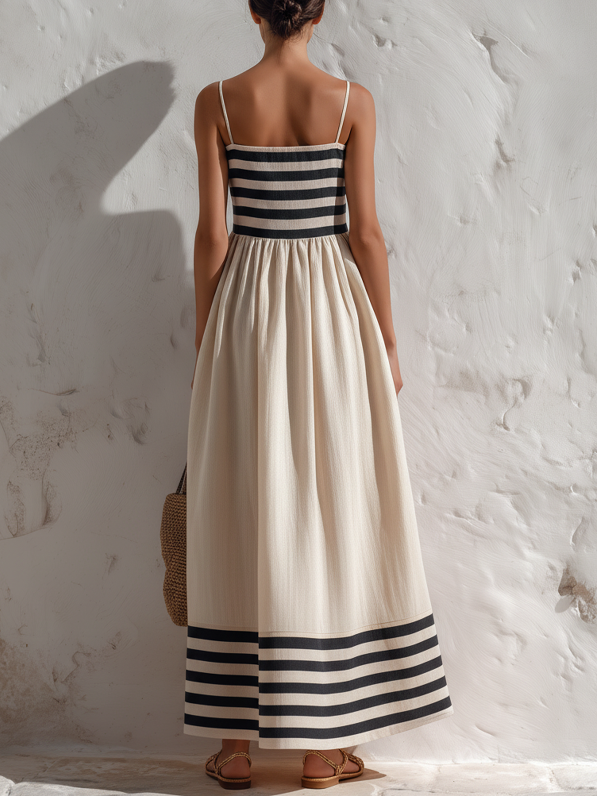 Robe longue à fines bretelles rayée noire et beige