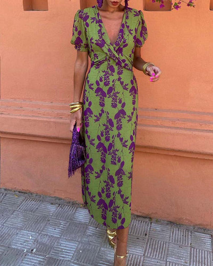 Robe A‑line élégante à imprimé feuilles, col V profond et manches bouffantes