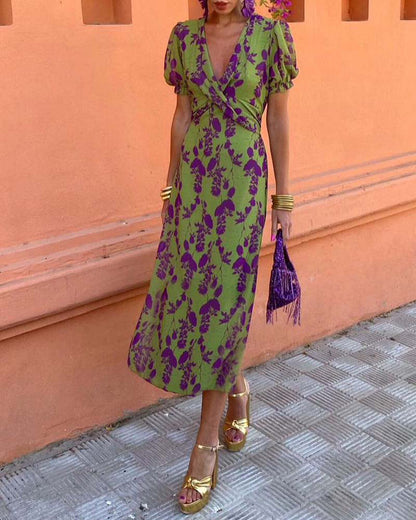 Robe A‑line élégante à imprimé feuilles, col V profond et manches bouffantes