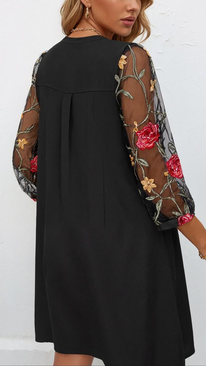 Robe mini élégante à col V et manches transparentes