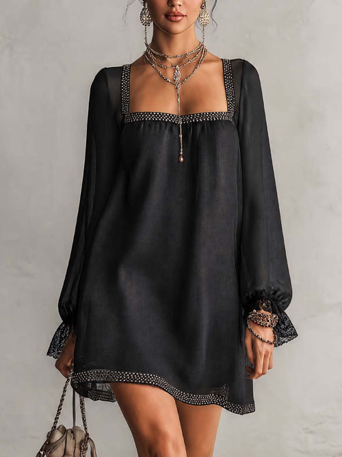 Mini-robe noire à encolure carrée, bordure en strass et poignets en dentelle