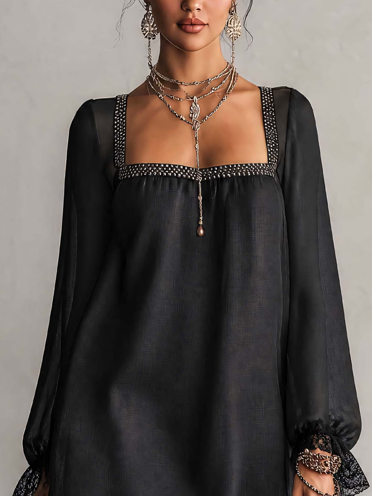 Mini-robe noire à encolure carrée, bordure en strass et poignets en dentelle