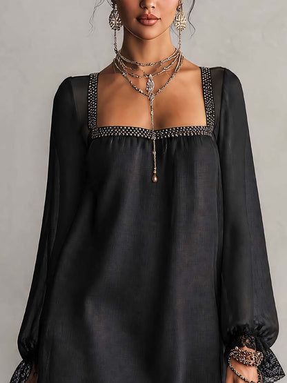 Mini-robe noire à encolure carrée, bordure en strass et poignets en dentelle