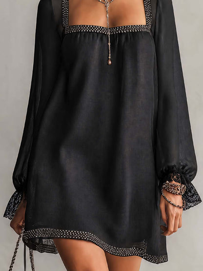 Mini-robe noire à encolure carrée, bordure en strass et poignets en dentelle