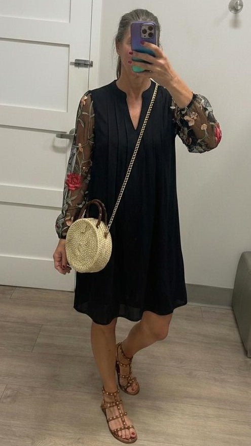 Robe mini élégante à col V et manches transparentes