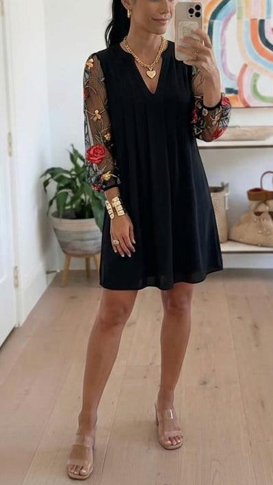 Robe mini élégante à col V et manches transparentes