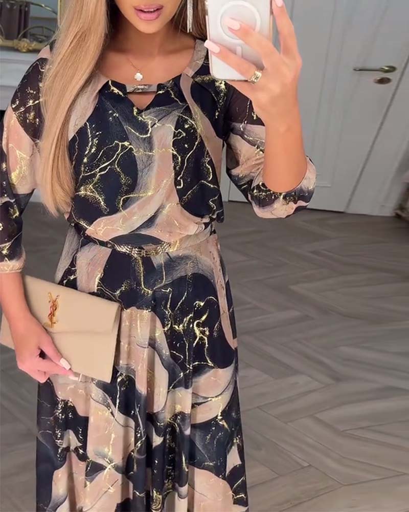 Robe élégante imprimée à manches trois-quarts et taille cintrée