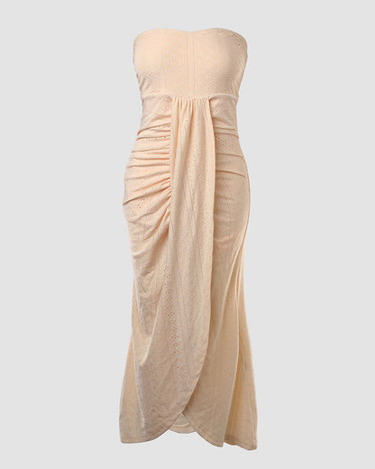 Robe de vacances sans manches à fronces, taille cintrée, style bandeau drapé, broderie œillets, fente et ourlet asymétrique