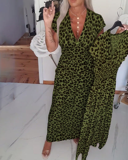 Robe élégante à imprimé léopard et col en V
