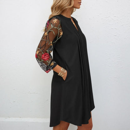 Robe mini élégante à col V et manches transparentes