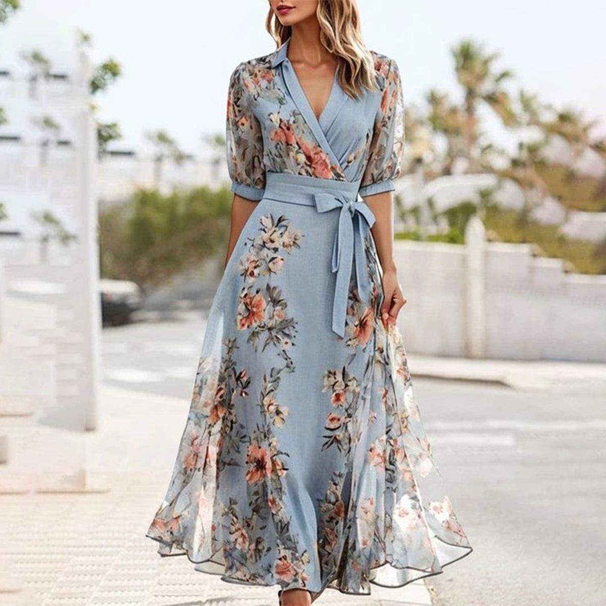 Robe midi bleue à manches courtes et col en V