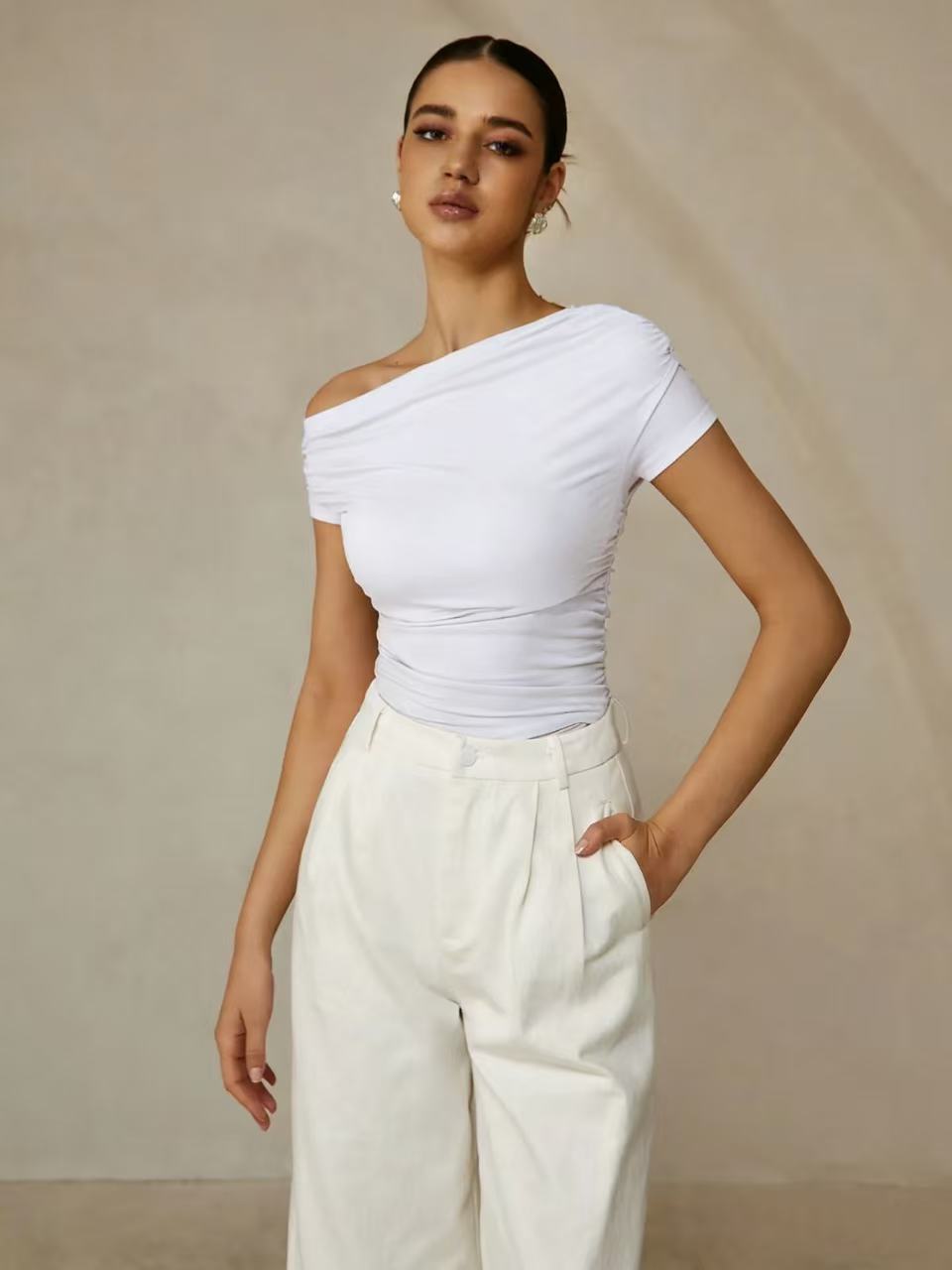 T‑shirt sans manches à col asymétrique