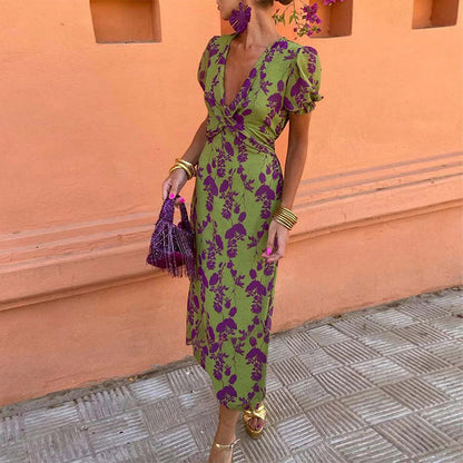Robe A‑line élégante à imprimé feuilles, col V profond et manches bouffantes