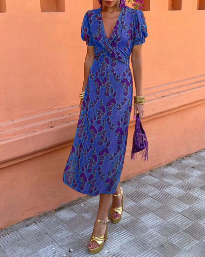 Robe A‑line élégante à imprimé feuilles, col V profond et manches bouffantes