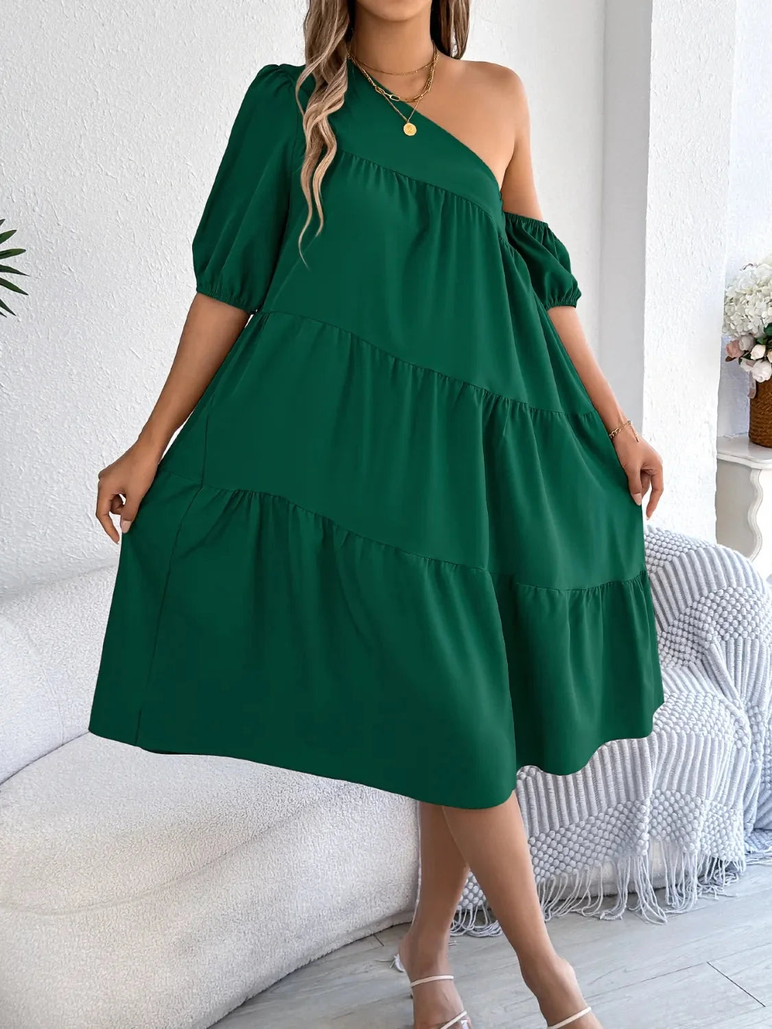 Robe à une épaule à volants superposés
