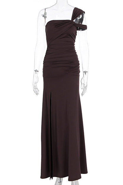 Robe longue de fête unie marron, à une épaule, froncée, fente haute et coupe ajustée