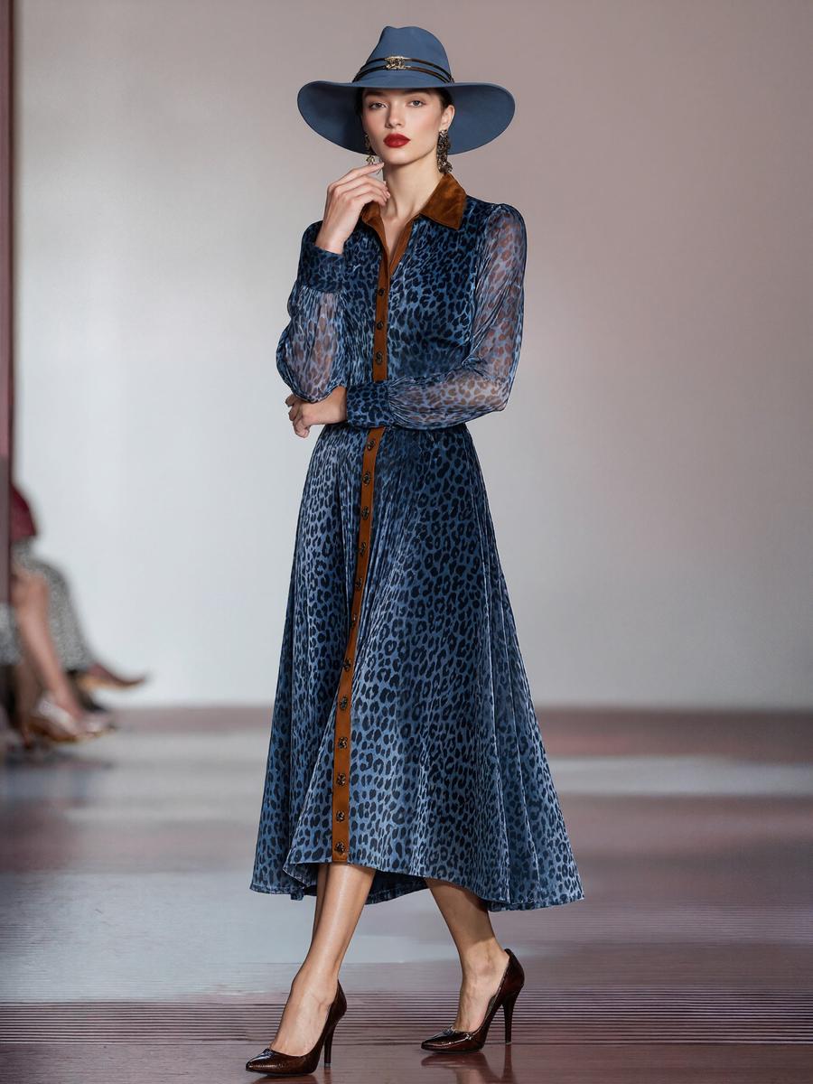 Robe midi bleue à manches longues à motif léopard