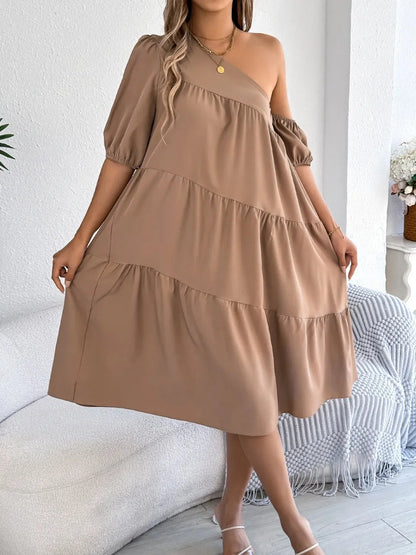 Robe à une épaule à volants superposés