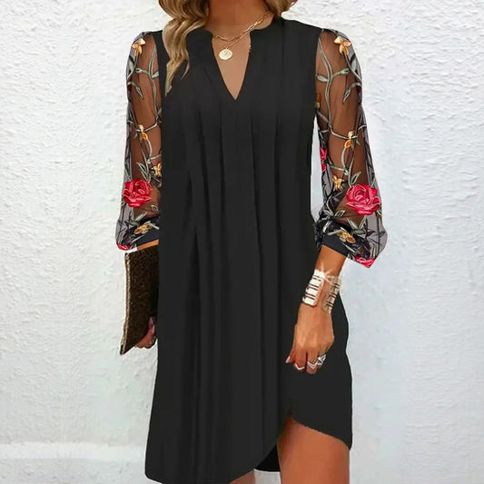 Robe mini élégante à col V et manches transparentes