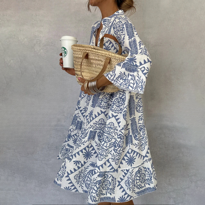 Mini‑robe bleue, col V, manches trois‑quarts