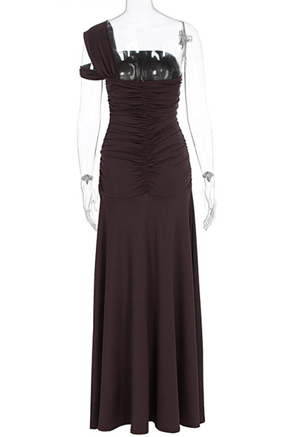 Robe longue de fête unie marron, à une épaule, froncée, fente haute et coupe ajustée