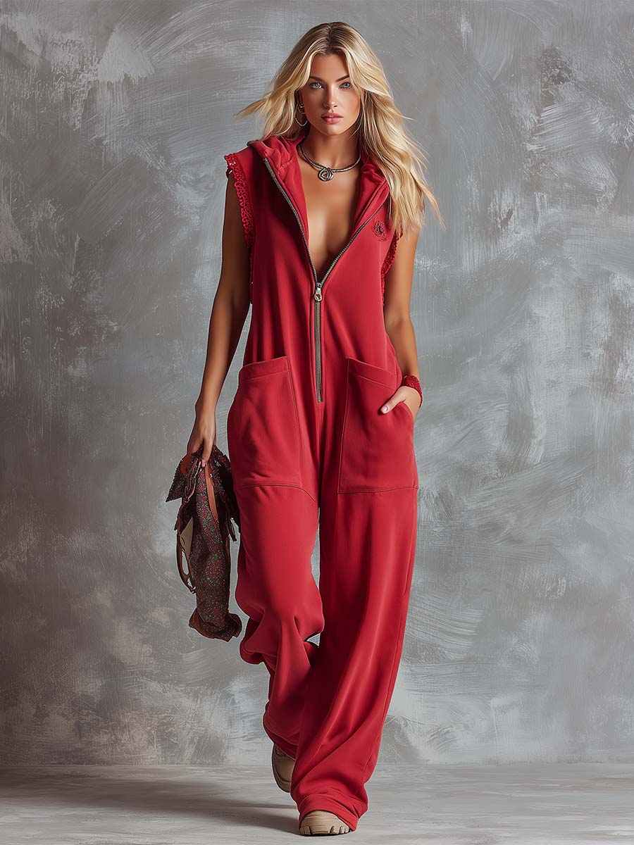 Combinaison‑pantalon en coton rouge framboise, à col V à capuche, fermeture à glissière sur le devant, style sportif et mode rétro