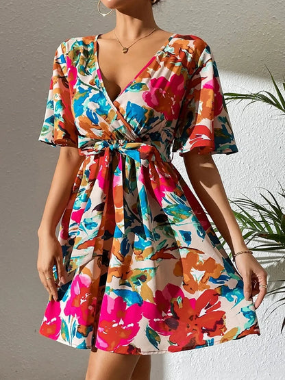 Mini‑robe imprimée manches courtes, décolleté croisé