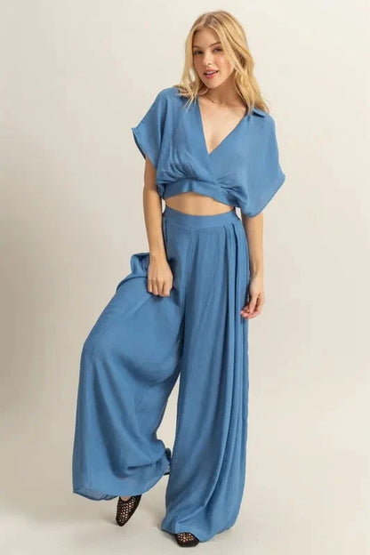 Ensemble composé d'un crop top et d'un pantalon à jambes larges