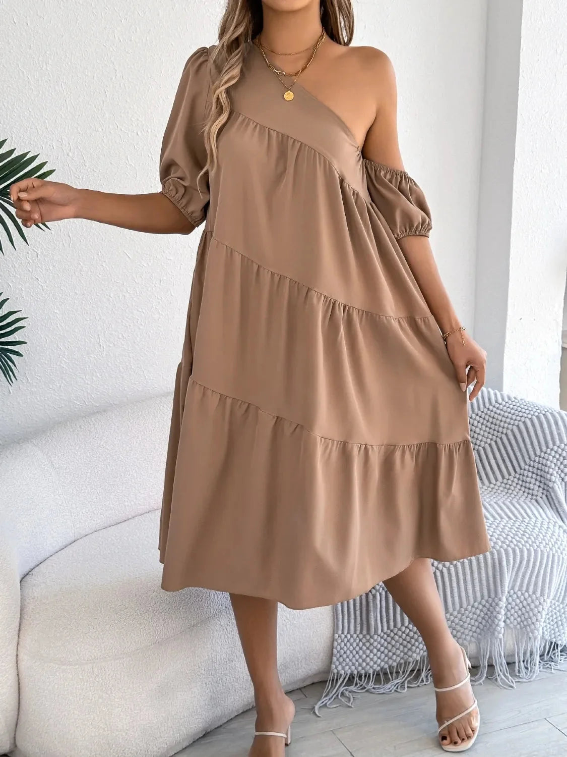 Robe à une épaule à volants superposés