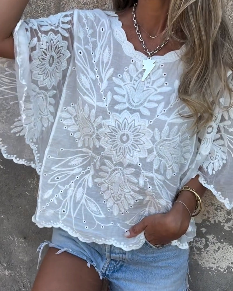 Blouse brodée à col rond à manches papillon Aumora