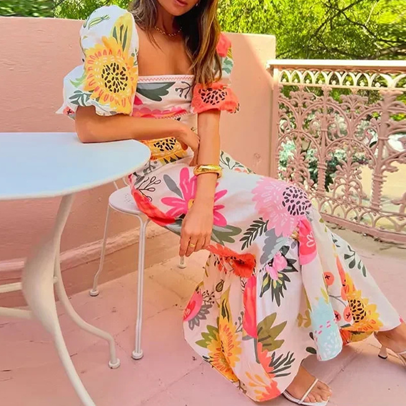 À la recherche de la robe maxi à imprimé floral Sunshine, à col carré et à manches bouffantes
