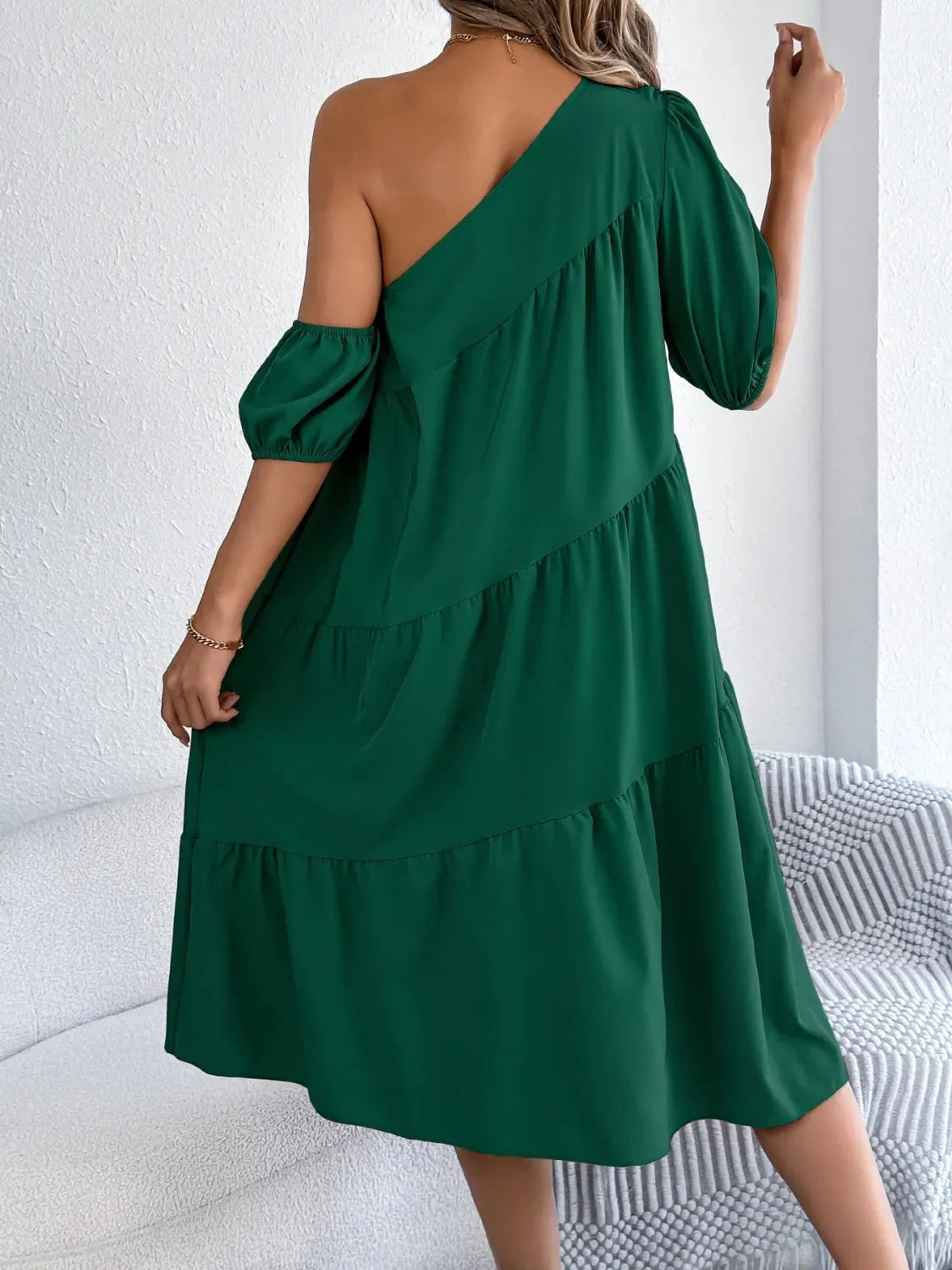 Robe à une épaule à volants superposés