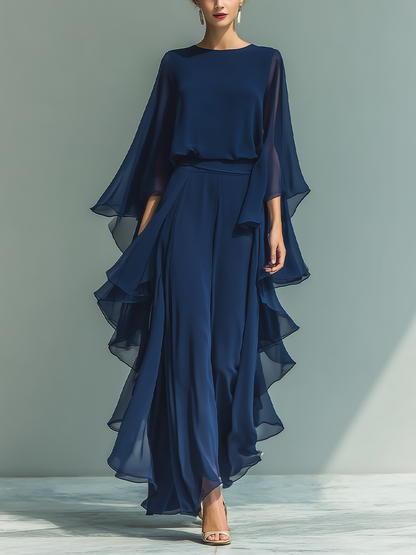 Ensemble pour femme composé d'un haut en mousseline bleu marine à manches évasées et d'un pantalon droit avec des détails à volants
