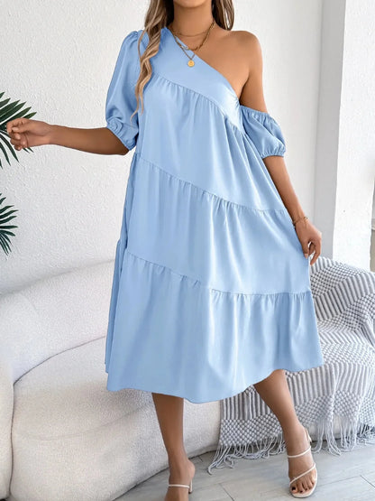 Robe à une épaule à volants superposés