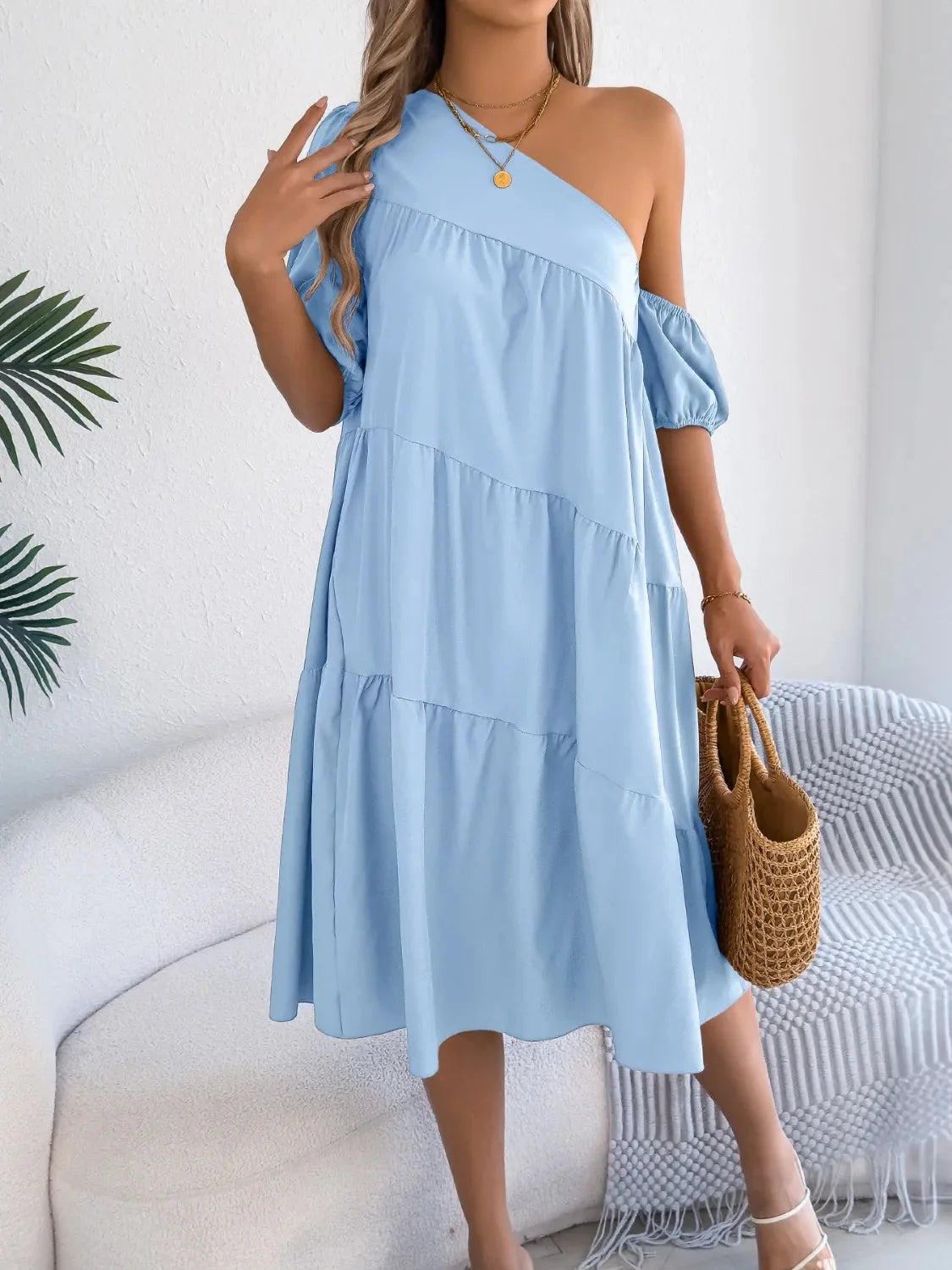 Robe à une épaule à volants superposés