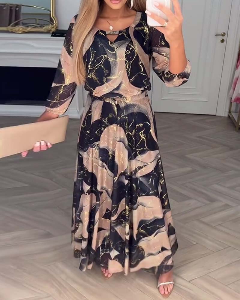 Robe élégante imprimée à manches trois-quarts et taille cintrée