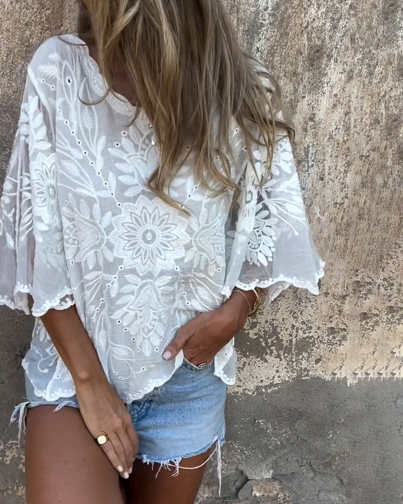 Blouse brodée à col rond à manches papillon Aumora