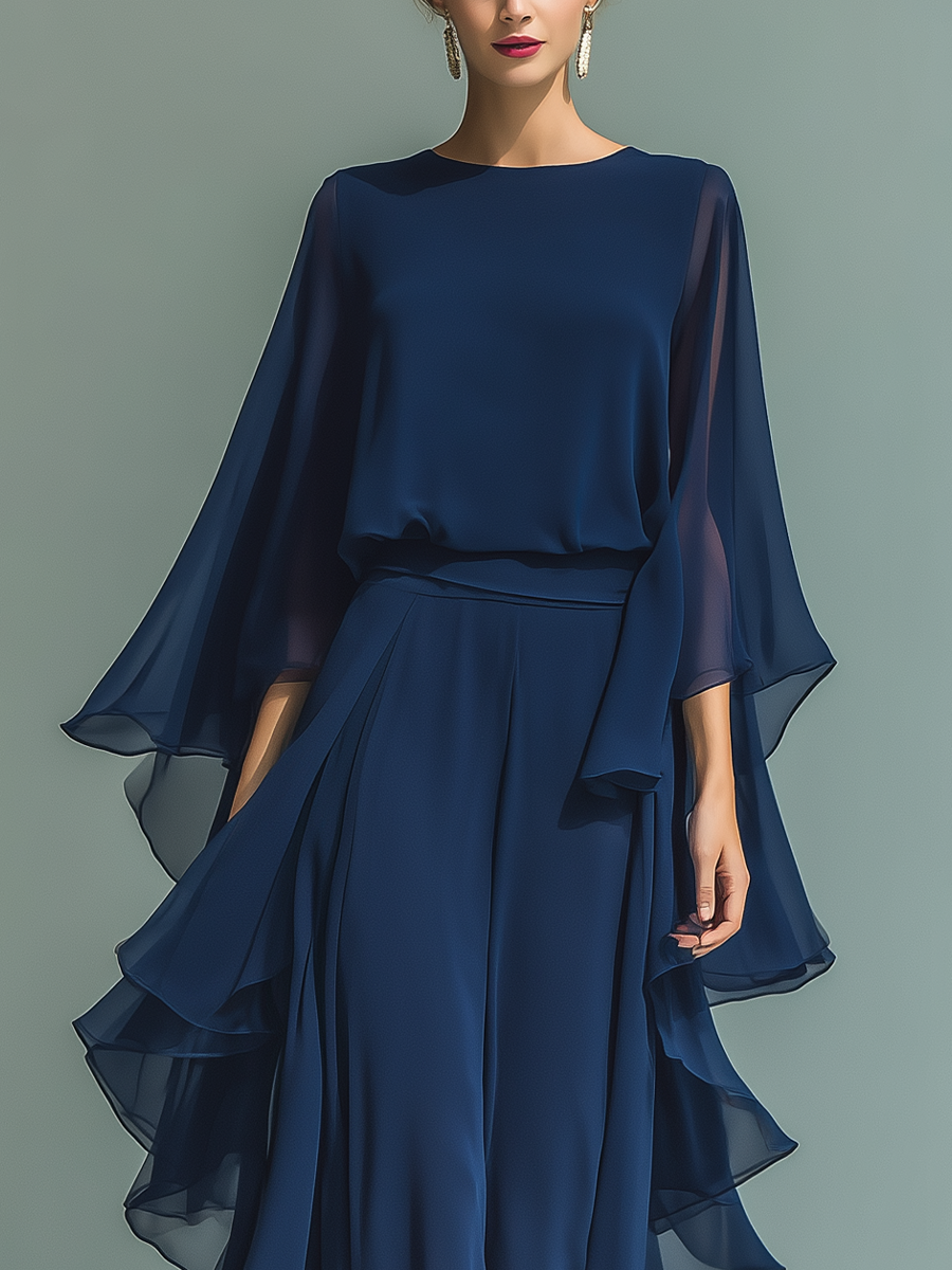 Ensemble pour femme composé d'un haut en mousseline bleu marine à manches évasées et d'un pantalon droit avec des détails à volants