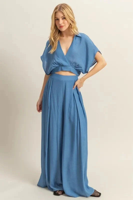 Ensemble composé d'un crop top et d'un pantalon à jambes larges