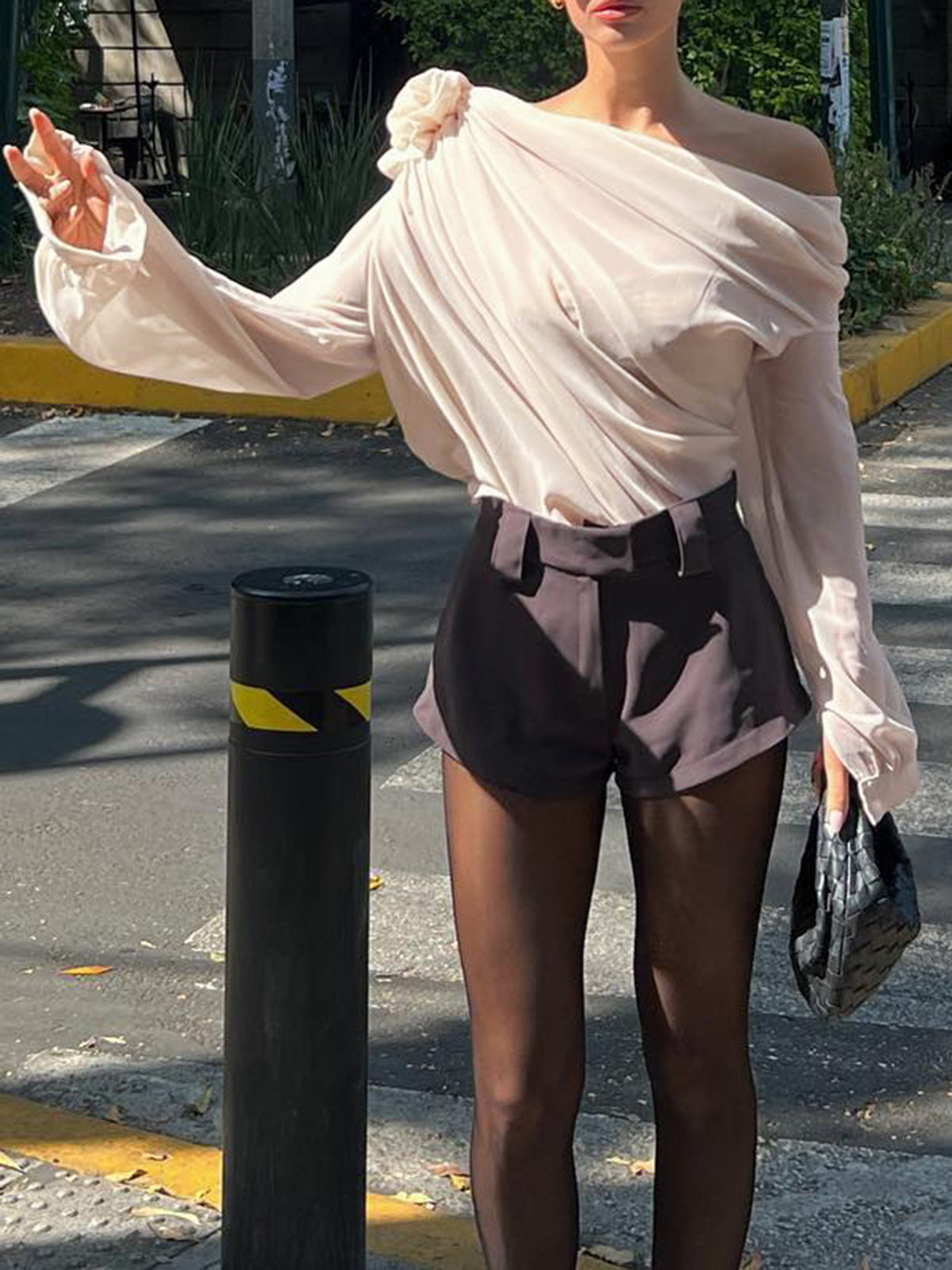 Blouse asymétrique à une épaule en mousseline semi‑transparente